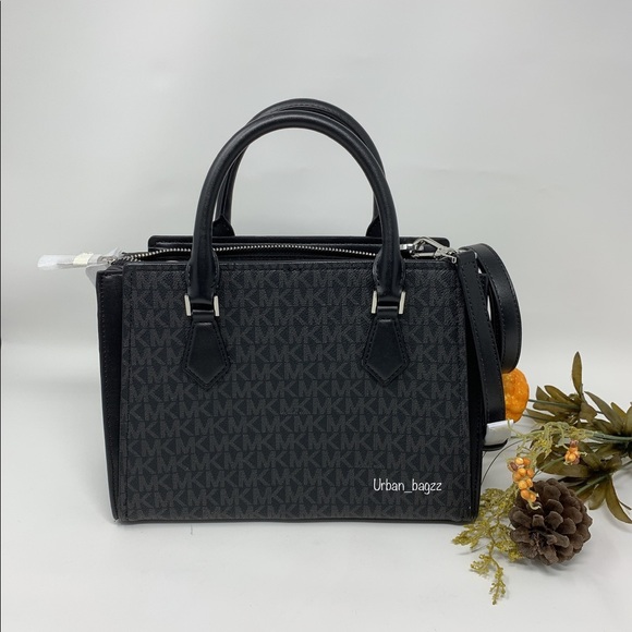 Michael Kors Hope Medium Messenger - Picture 5 of 9